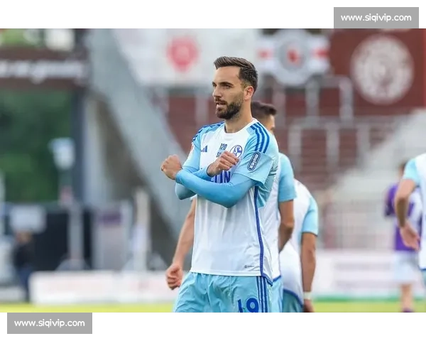 沙尔克官宣签下 22 岁德国中场法齐，合同至 2029 年