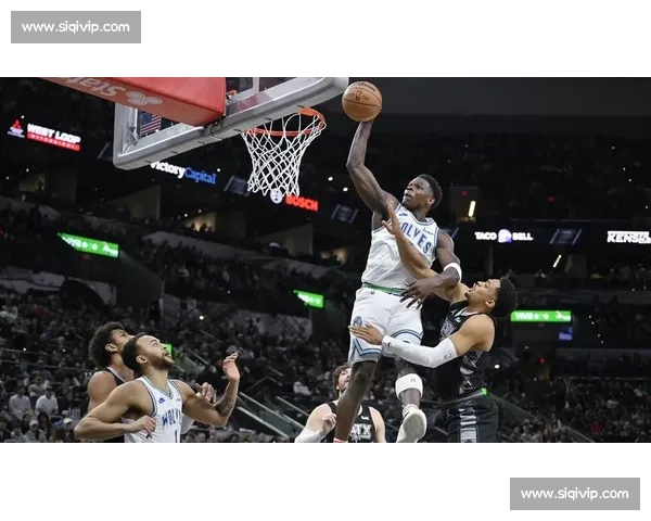 力劈华山!史密斯隔人补扣领衔总决赛十佳球 力劈华山!史密斯隔人补扣领衔总决赛十佳球